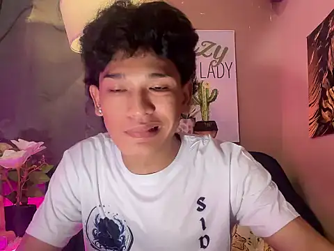 imjustasluttyintownx (M twink) - LOOKING FOR FUN AND LOVE!