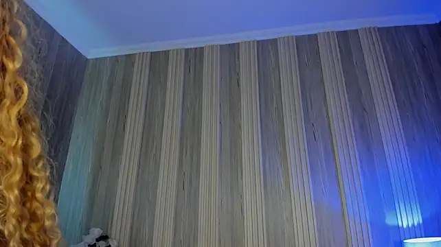 CurlyMamii webcam