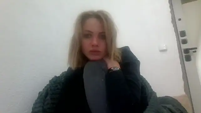 LoraMorarr live cam on StripChat