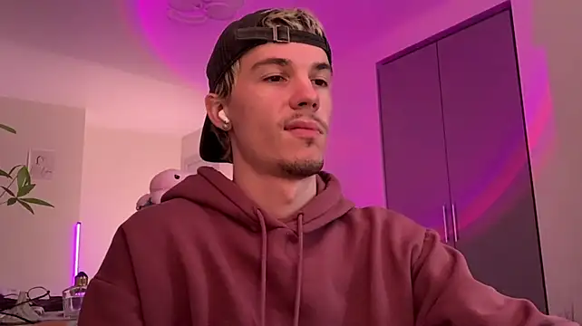 Jeremy1Scott live cam on StripChat