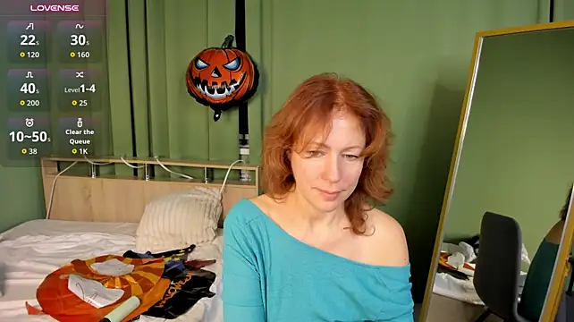 leticiaromano (F milf) - show bare back