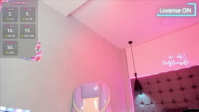 scarletcherry18 live cam on StripChat