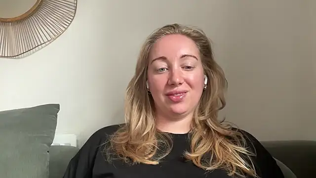 arielsweetieee live cam on StripChat