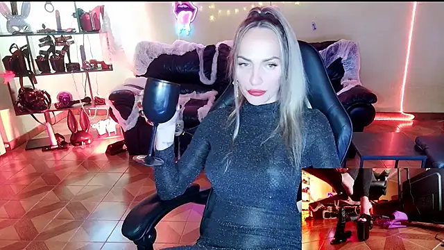 Monicamaxwell live cam on StripChat