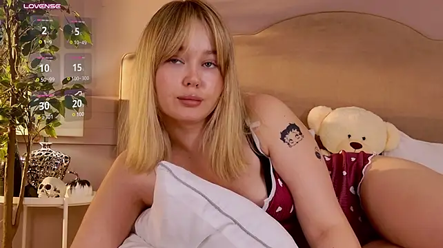 ElaraVance live cam on StripChat
