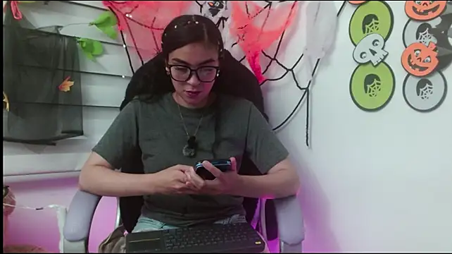 keli_milk (F teen) - A spanking on my ass + oil