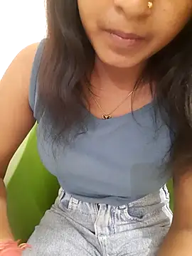 Navya6879 live cam on StripChat
