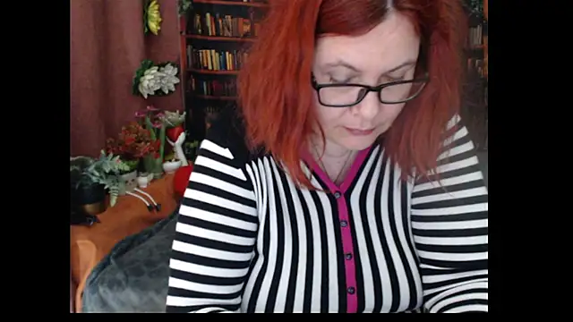 PlayfullMature live cam on StripChat