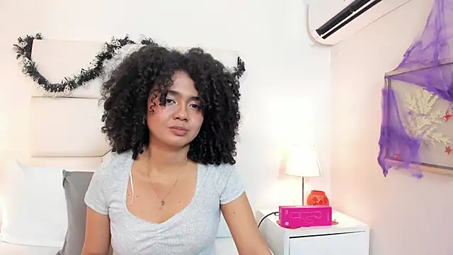 Kiraspell live cam on StripChat