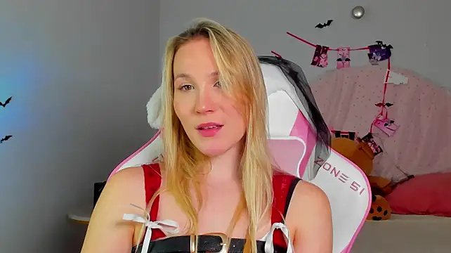 ElaraVoltage live cam on StripChat