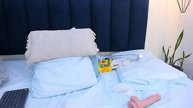 mayaevansmg live cam preview