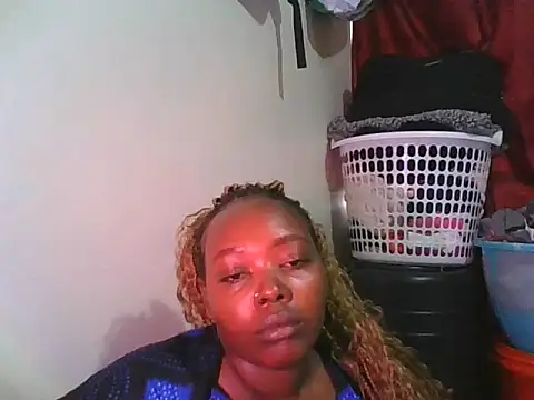 sweetbootty03 live cam on StripChat