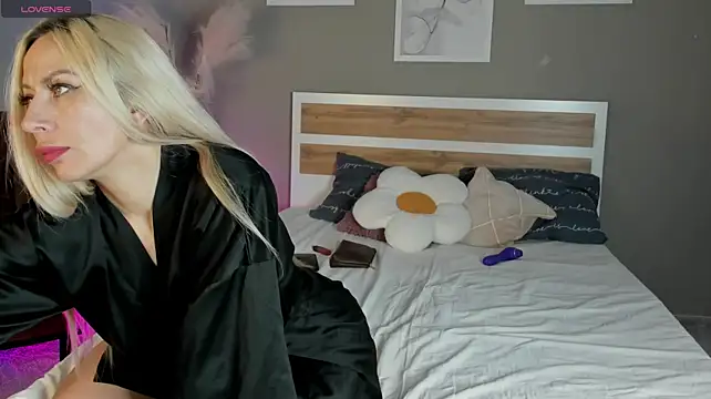 Valerie_Foxy