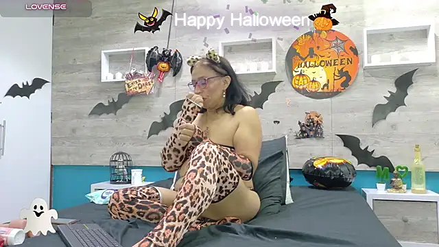 SoffieMature live cam on StripChat