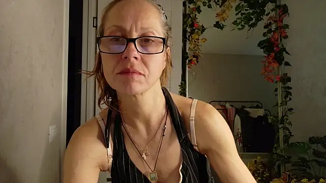 LioraWeiss live cam on StripChat