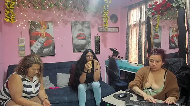 lesbiancuple live cam preview