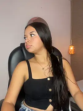 briana_cute18 live cam on StripChat