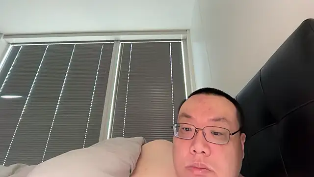happynewyear111222 live cam on StripChat