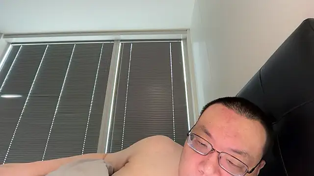 happynewyear111222 live cam on StripChat
