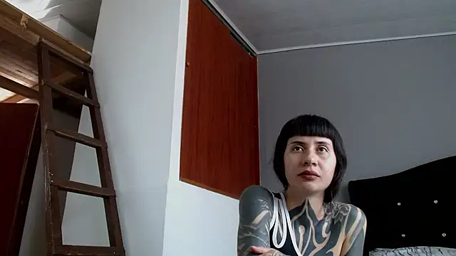 Emilia_1995 live cam on StripChat