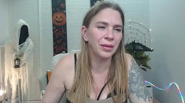 TessaDaybreak live cam on StripChat
