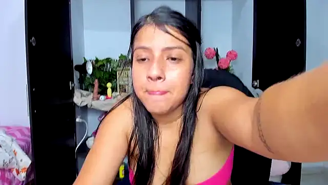 zara_cute live cam on StripChat