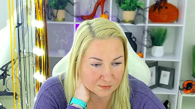 AdeleQW live cam on StripChat