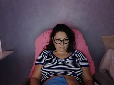 LuckyLisa23 live cam on StripChat