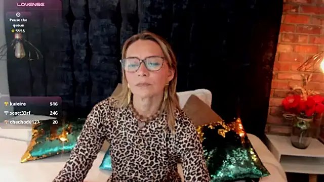Issa_Milf__ live cam on StripChat