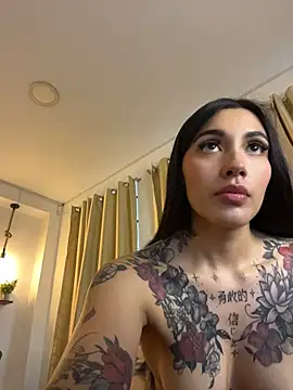 Nahial1 live cam on StripChat
