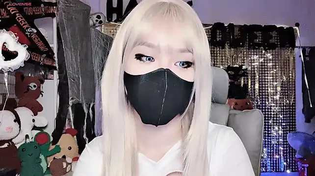 Tieu-May live cam on StripChat