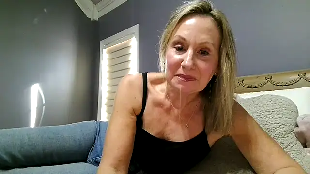Lisaisluscious live cam on StripChat