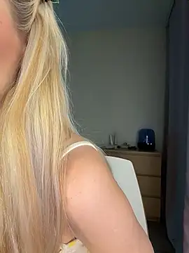 xdinnax (F milf) - show boob