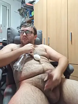 Javier_bear live cam on StripChat