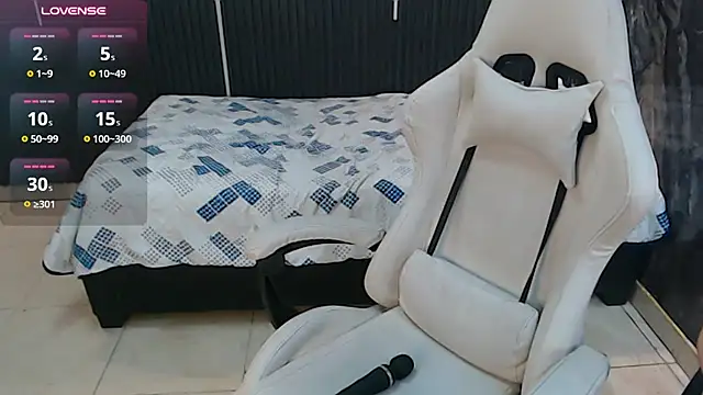 naomis_36 live cam on StripChat