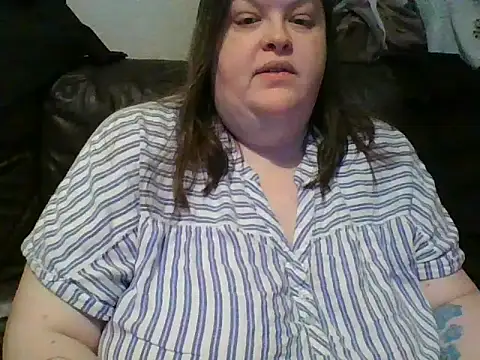 CurvyKirstiesX live cam on StripChat