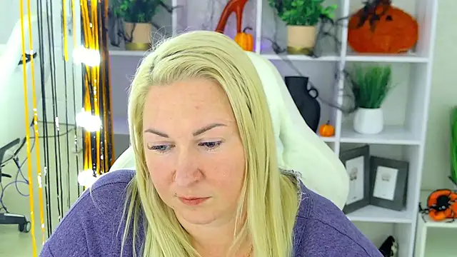AdeleQW live cam on StripChat