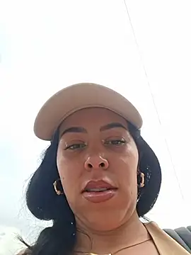 Luianna live cam on StripChat
