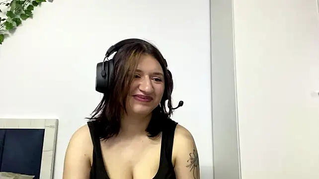 LouraMeinel live cam on StripChat
