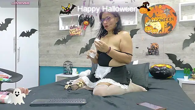 SoffieMature live cam on StripChat