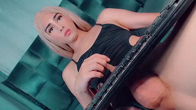 CharlotteBigCock live webcam