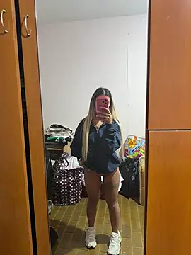 Thegirlofthemirr... Live Webcam on Stripchat