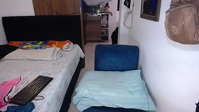 yselahot live cam on StripChat