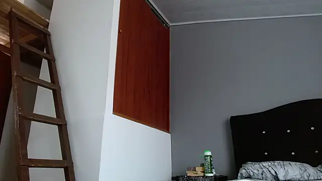 Emilia_1995 live cam on StripChat