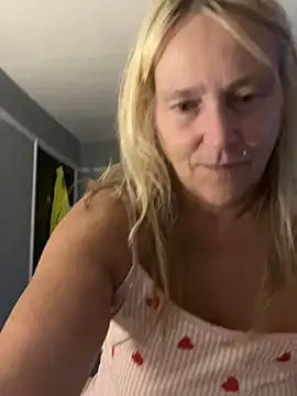 Blondnboujee53 Live Webcam on Stripchat