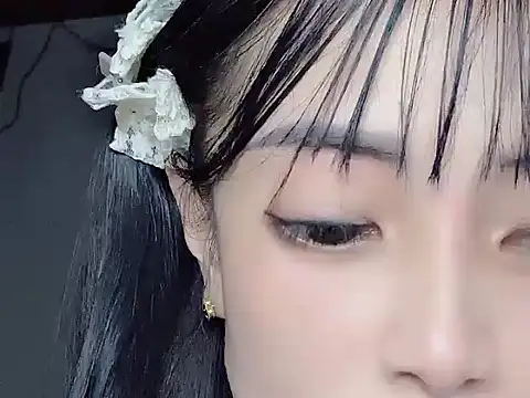 Cherry_Xyz live cam on StripChat