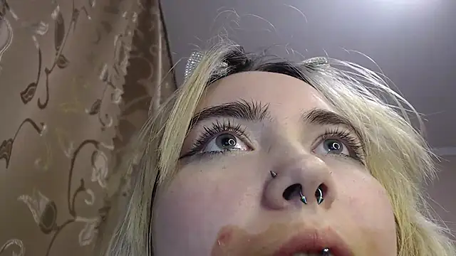 Hot_Iris Momentaufnahme des Live-Raums auf Stripchat