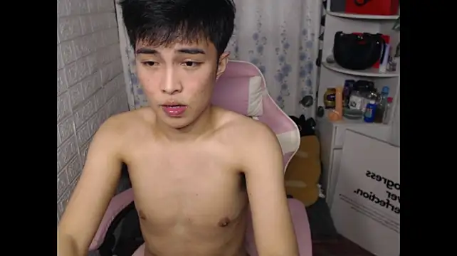 _peachyboyyy live cam on StripChat