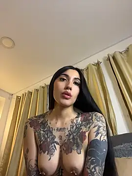 Nahial1 live cam on StripChat