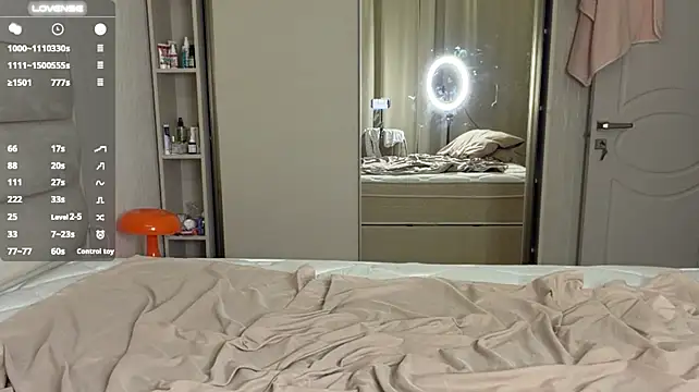 LongChillGerl live cam on StripChat
